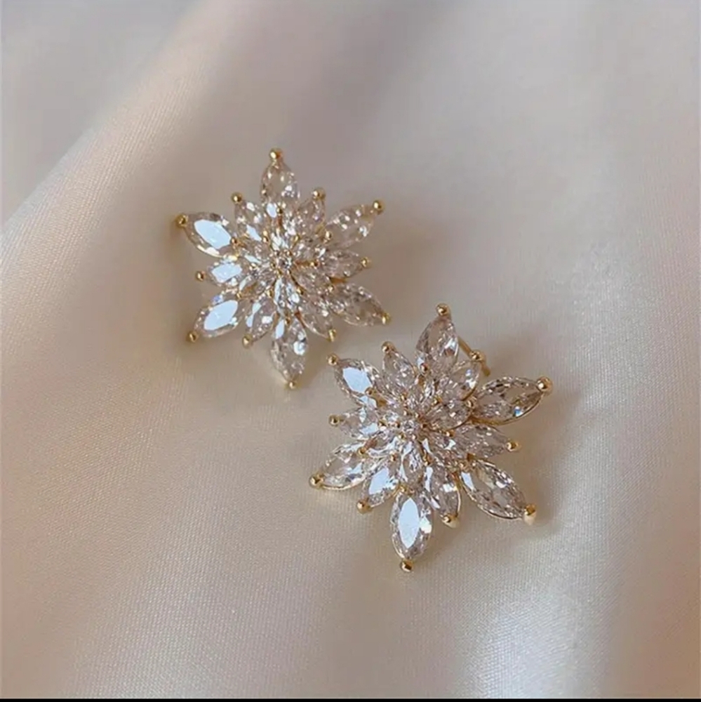 Rhinestone Starburst Stud Earrings Gold Post Back NIP - Picture 4 of 5